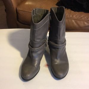 B Makowsky Hudson Grey Leather boots w/removable harness